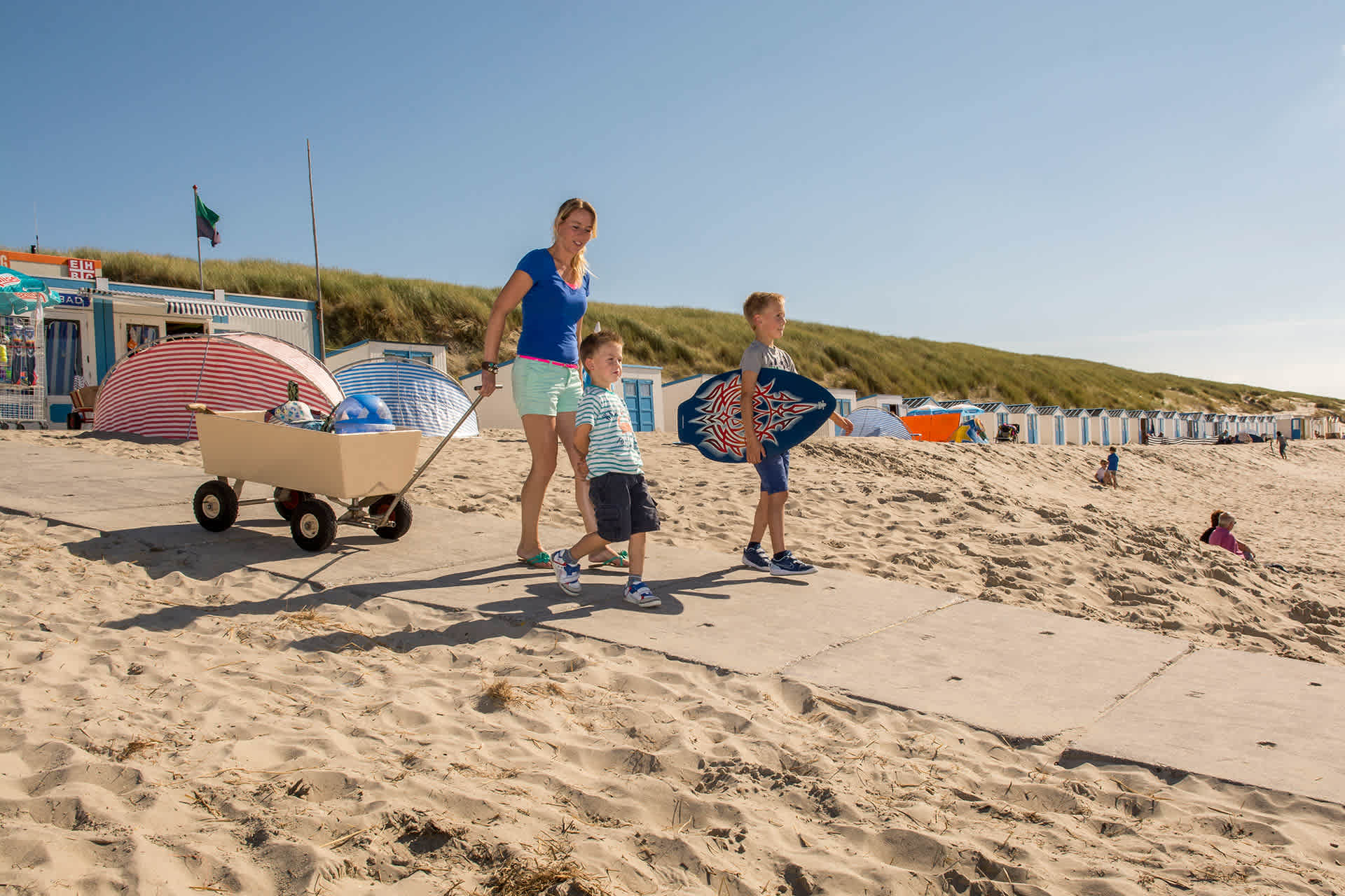 gezin-wandelen-strand-De-Koog-de-krim-texel